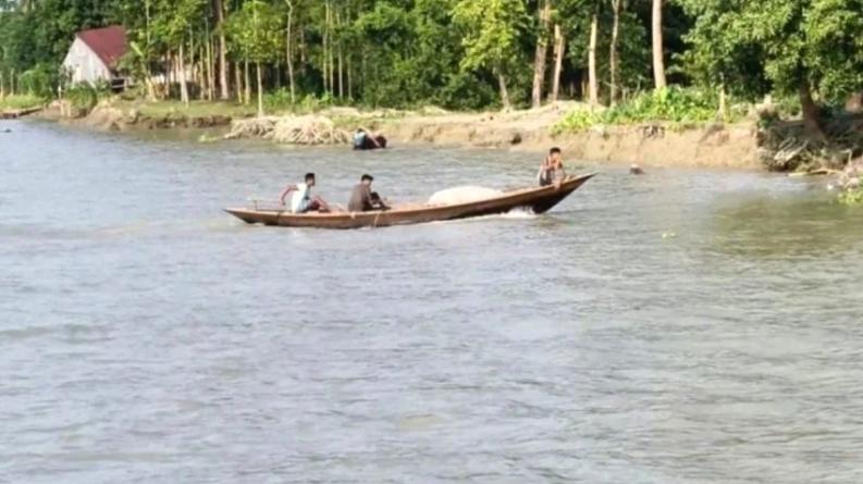 গলাচিপায় নিষেধাজ্ঞা উপেক্ষা করে ১৫ স্থানে চলছে ইলিশের অবৈধ বেচাকেনা