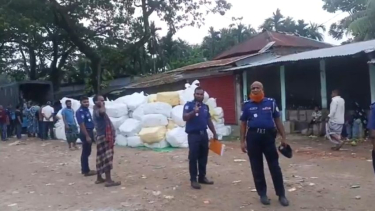 পিরোজপুরে ট্রলার থেকে ৩৫০ বস্তা ভারতীয় শাড়ি উদ্ধার