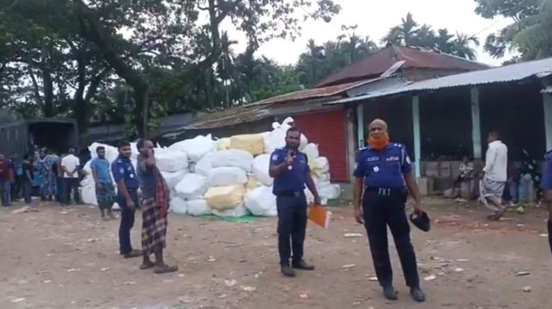 পিরোজপুরে ট্রলার থেকে ৩৫০ বস্তা ভারতীয় শাড়ি উদ্ধারের দাবি