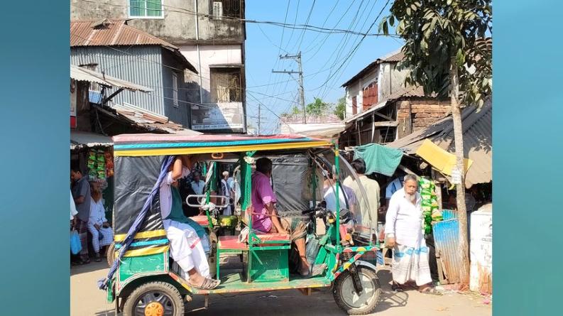 \ কাউখালী বাজারে ফুটপাত-সড়ক দখলে দুর্ভোগে হাজারো ক্রেতা-পথচারী