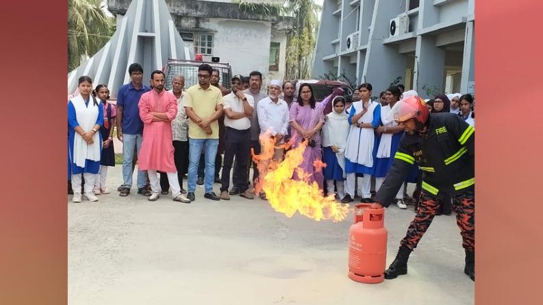 গ্যাস সিলিন্ডারে আগুন লাগলে করণীয় দেখাল ফায়ার সার্ভিস, কাউখালীতে দুর্যোগ দিবস পালিত