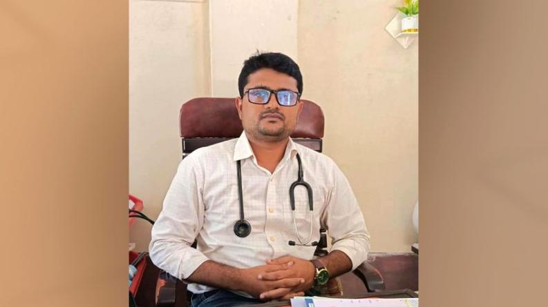 কয়রায় প্রাথমিক স্বাস্থ্যসেবায় মানুষের আস্থার নাম প্যারামেডিক মনোয়ার হোসেন