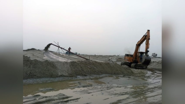 হাইকোর্টের নিষেধাজ্ঞার মধ্যেই ভেড়ামারায় অবৈধ বালু উত্তোলন