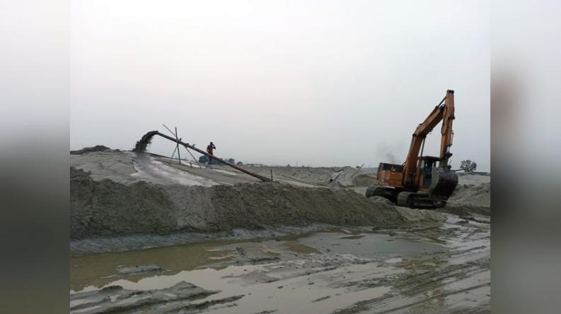 হাইকোর্টের নিষেধাজ্ঞার মধ্যেই ভেড়ামারায় অবৈধ বালু উত্তোলন