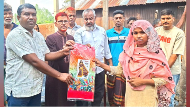পাবনার সুজানগরে আগুনে ক্ষতিগ্রস্ত আট পরিবারকে শাড়ি দিলেন আজিম শেখ