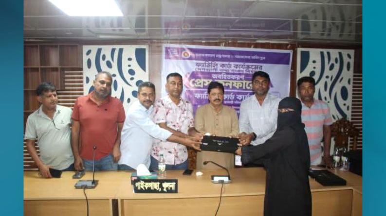 ফ্যামিলি কার্ডের তথ্য সংগ্রহে পাইকগাছায় তিন ইউনিয়নের কর্মীদের ট্যাব বিতরণ