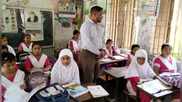 কাউখালীতে শ্রেণিকক্ষে শিক্ষার্থীদের পড়ার কৌশল শেখালেন শিক্ষা কর্মকর্তা