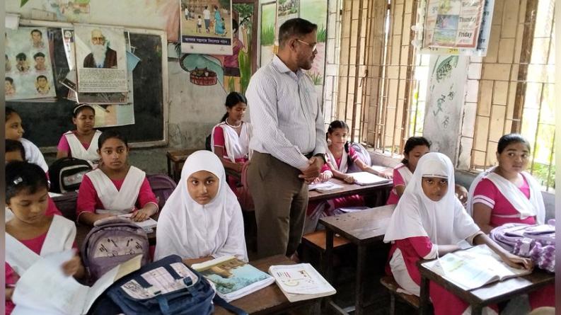 কাউখালীতে শ্রেণিকক্ষে শিক্ষার্থীদের পড়ার কৌশল শেখালেন শিক্ষা কর্মকর্তা