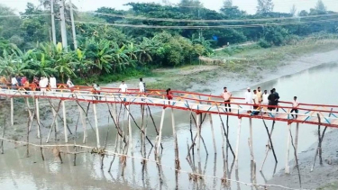 ৫০ বছরের দুর্ভোগের অবসান, হাতিয়ার তিন গ্রামে কাঠের সেতু