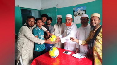 ভেড়ামারায় ক্রীড়া ক্লাব ও মাদ্রাসায় ফুটবল দিলেন এমপি আব্দুল গফুর