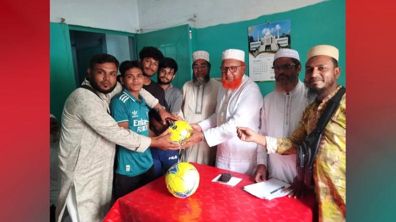 ভেড়ামারায় ক্রীড়া ক্লাব ও মাদ্রাসায় ফুটবল দিলেন এমপি আব্দুল গফুর