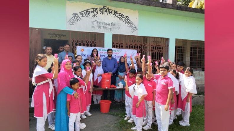 \ কাউখালীতে শিক্ষার্থীদের হাত ধোয়ার কৌশল শেখালেন ইউএনও