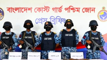 কয়রায় কোস্ট গার্ডের অভিযানে ছয় বন্দুকসহ অস্ত্র-গোলাবারুদ উদ্ধার