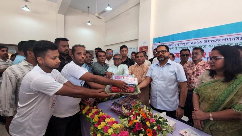 হাতিয়ায় দুর্গাপুজা উপলক্ষে বি এন পির পক্ষ থেকে ৩৪টি মন্ডপে আর্থিক সহায়তা প্রদান