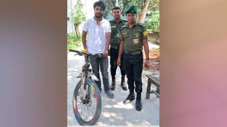 জঙ্গলে পড়ে থাকা সাইকেল উদ্ধার করে শিক্ষার্থীকে ফিরিয়ে দিলেন আনসার সদস্য