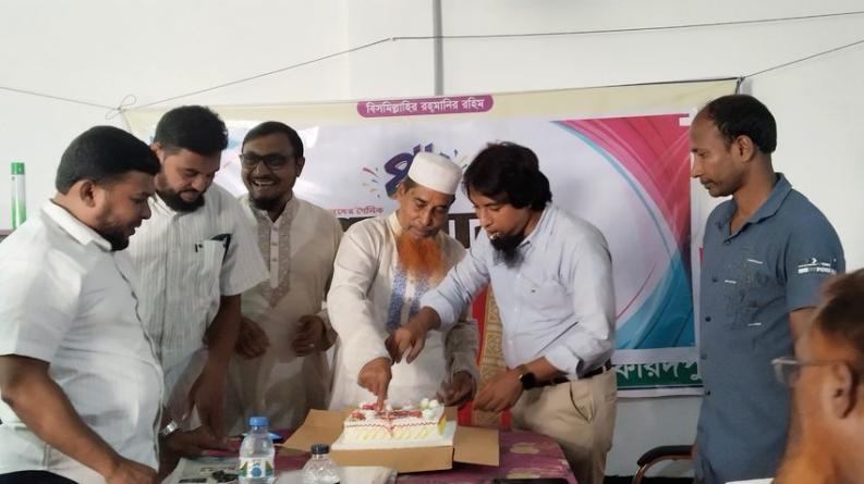 আলফাডাঙ্গায় কেক কেটে দৈনিক রানারের ৪৬তম প্রতিষ্ঠাবার্ষিকী উদ্‌যাপন