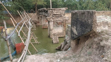 কয়রায় ছয় বছরেও সেতু নির্মাণ হয়নি, বাঁশের সাঁকো পাঁচ গ্রামের দুর্ভোগ
