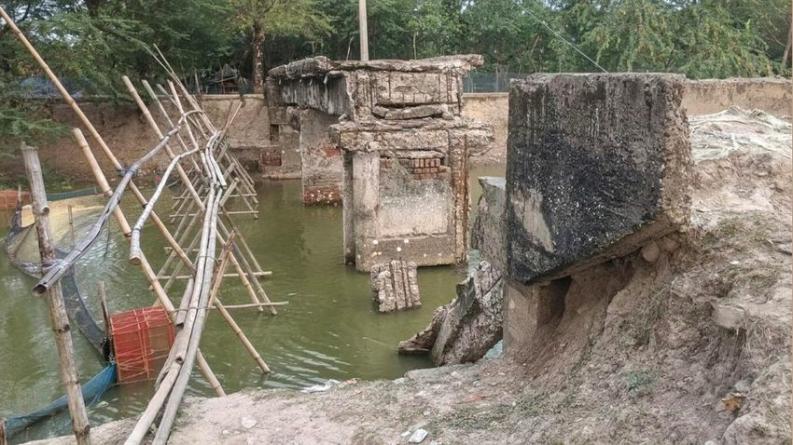 কয়রায় ছয় বছরেও সেতু নির্মাণ হয়নি, বাঁশের সাঁকোয় পাঁচ গ্রামের দুর্ভোগ