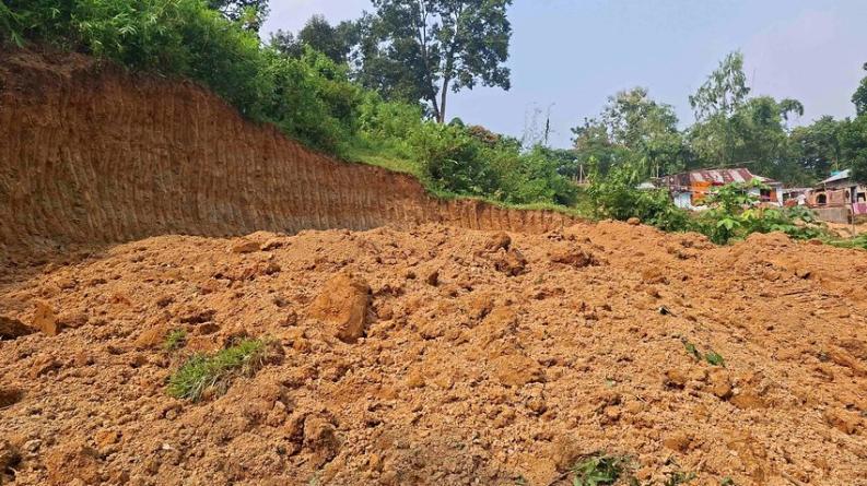 অনুমতির বাইরে পাহাড় কাটায় নবীগঞ্জে মাটি বিক্রি, বন্ধ করল প্রশাসন