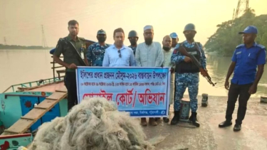 মা ইলিশ রক্ষার অভিযানে হামলা, ভাঙল কোস্টগার্ডের স্পিডবোটের কাচ