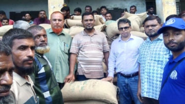 গলাচিপায় ১ হাজার ৪০২ জেলে পরিবার পেল বিনামূল্যে চাল
