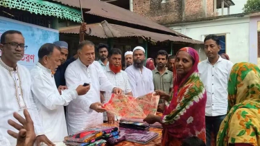 ফুলপুরে অসহায়-দুস্থদের শাড়ি-লুঙ্গি বিতরণ করল বিএনপি