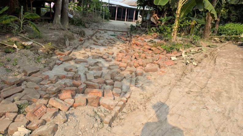 আগৈলঝাড়ায় স্কুল-মন্দিরের রাস্তার ৫০ ফুট ইট তুলে ফেলার অভিযোগ