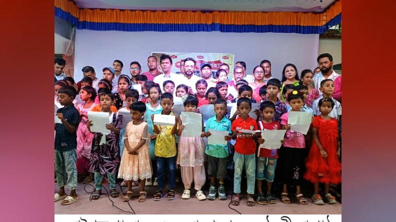 আগৈলঝাড়ায় শতকণ্ঠে গীতাপাঠ, শতাধিক শিশুকে শারদীয় উপহার