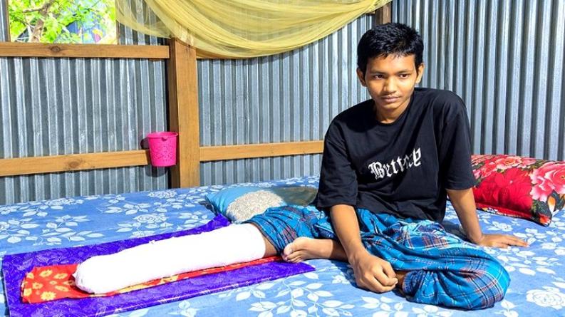 \ চিকিৎসার অভাবে পচন ধরেছে আশরাফুলের পায়ে, বাঁচতে চান সহযোগিতা নিয়ে