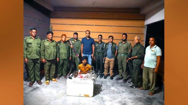 খুলনা: সুন্দরবনে হরিণের মাথা ও শিকারের সরঞ্জামসহ যুবক আটক