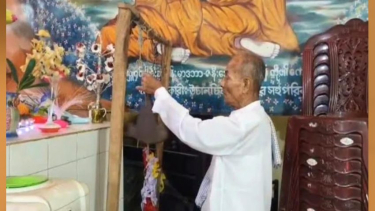 প্রবারণা পূর্ণিমায় প্রদীপ প্রজ্বালন ও ধর্মীয় আচার-অনুষ্ঠানে মুখর পটুয়াখালীর বৌদ্ধবিহার