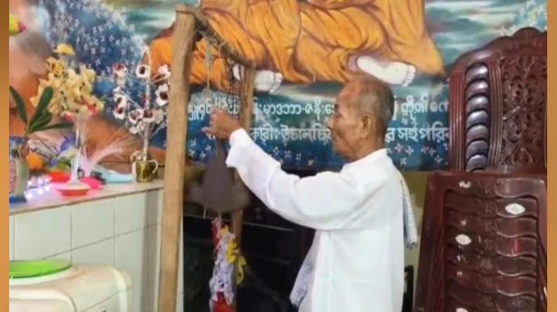 প্রবারণা পূর্ণিমায় প্রদীপ প্রজ্বালন ও ধর্মীয় আচার-অনুষ্ঠানে মুখর পটুয়াখালীর বৌদ্ধবিহার