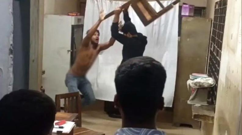 লক্ষ্মীপুর সদর হাসপাতালে স্বেচ্ছাসেবক দল নেতাকে পেটানোর ভিডিও ভাইরাল