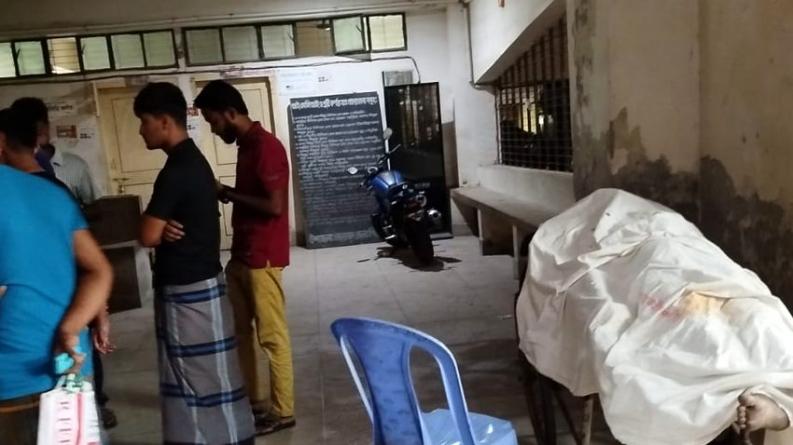 নেছারাবাদে কাঠবোঝাই ভ্যান উল্টে চাপা পড়ে দিনমজুর নিহত, ছেলে আহত
