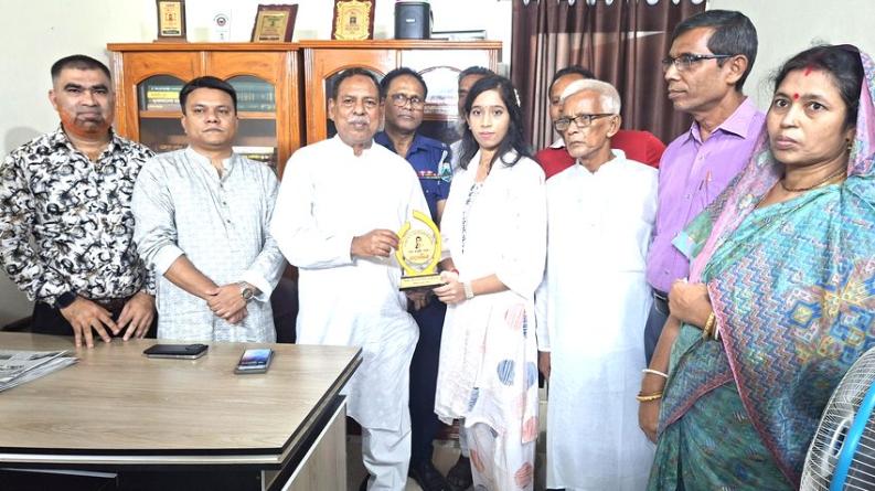 বিইউপির এমবিবিএস মেধা তালিকায় ১৯তম তনুশ্রী, সুজানগরে সংবর্ধনা