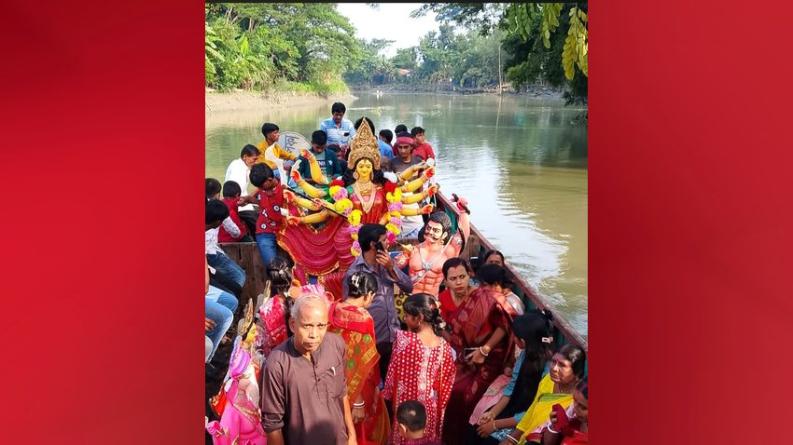 আড়াইশ বছরের আমুয়ার দশোহরা উৎসবে নদীমোহনায় হাজারো মানুষের মিলনমেলা