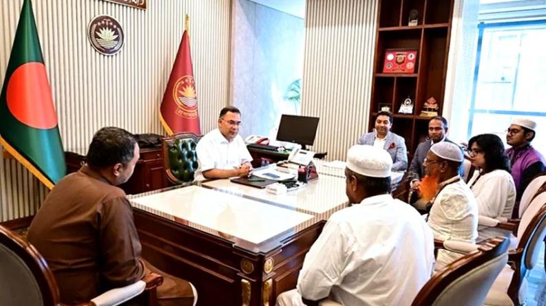 দুই হাত নেই, তবু বিদ্যালয় গড়েছেন আলতাফ; পাশে থাকার আশ্বাস প্রধানমন্ত্রীর