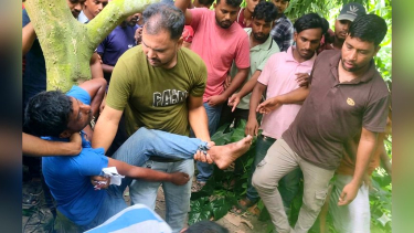অটোরিকশা ছিনতাইয়ের চেষ্টার অভিযোগে যুবককে গণপিটুনি, পুলিশে সোপর্দ