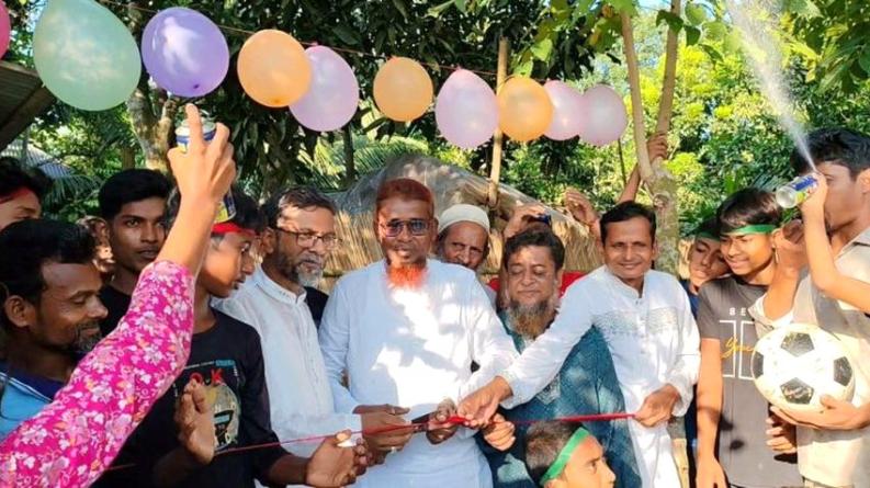 হাঁস ধরা থেকে পিচ্ছিল কলাগাছে ওঠা, সালথায় গ্রামীণ খেলায় মাতল শত শত মানুষ