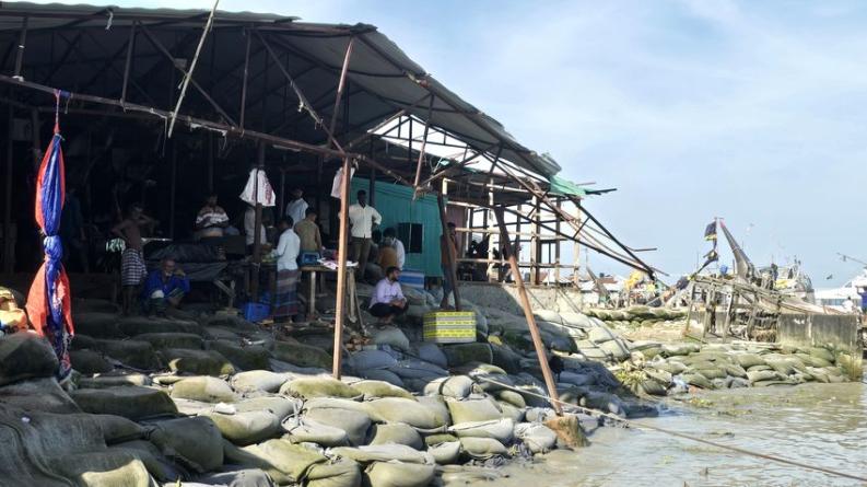 নদীভাঙনে হুমকিতে হাতিয়ার চেয়ারম্যান ঘাটের মাছের বাজার, উদ্বেগে হাজারো ব্যবসায়ী